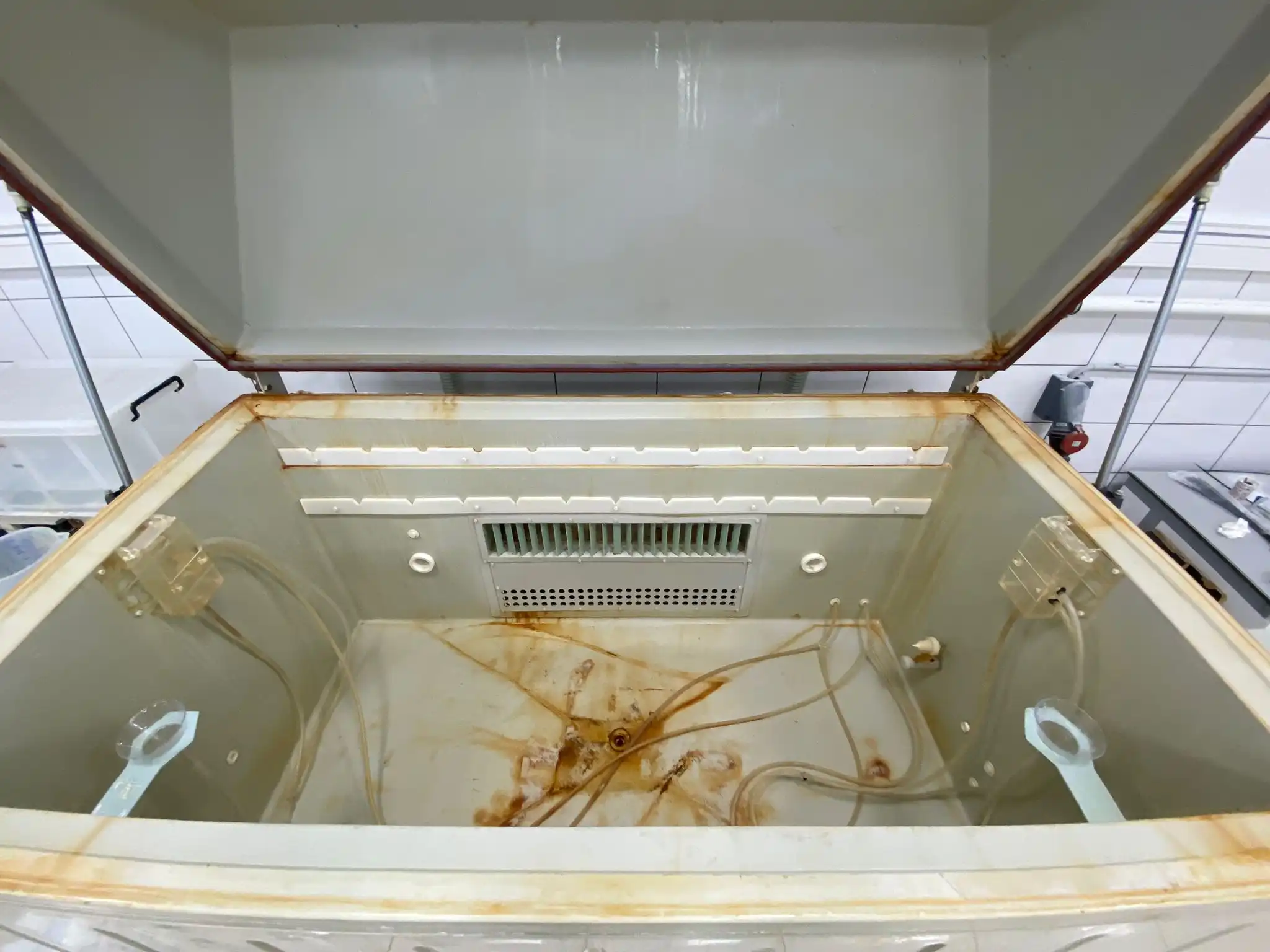 Uncleaned salt spray test chamber Uncleaned salt spray test chamber